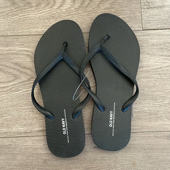 3 for $15 NWT Old Navy Flip Flops - Picture 4 of 4
